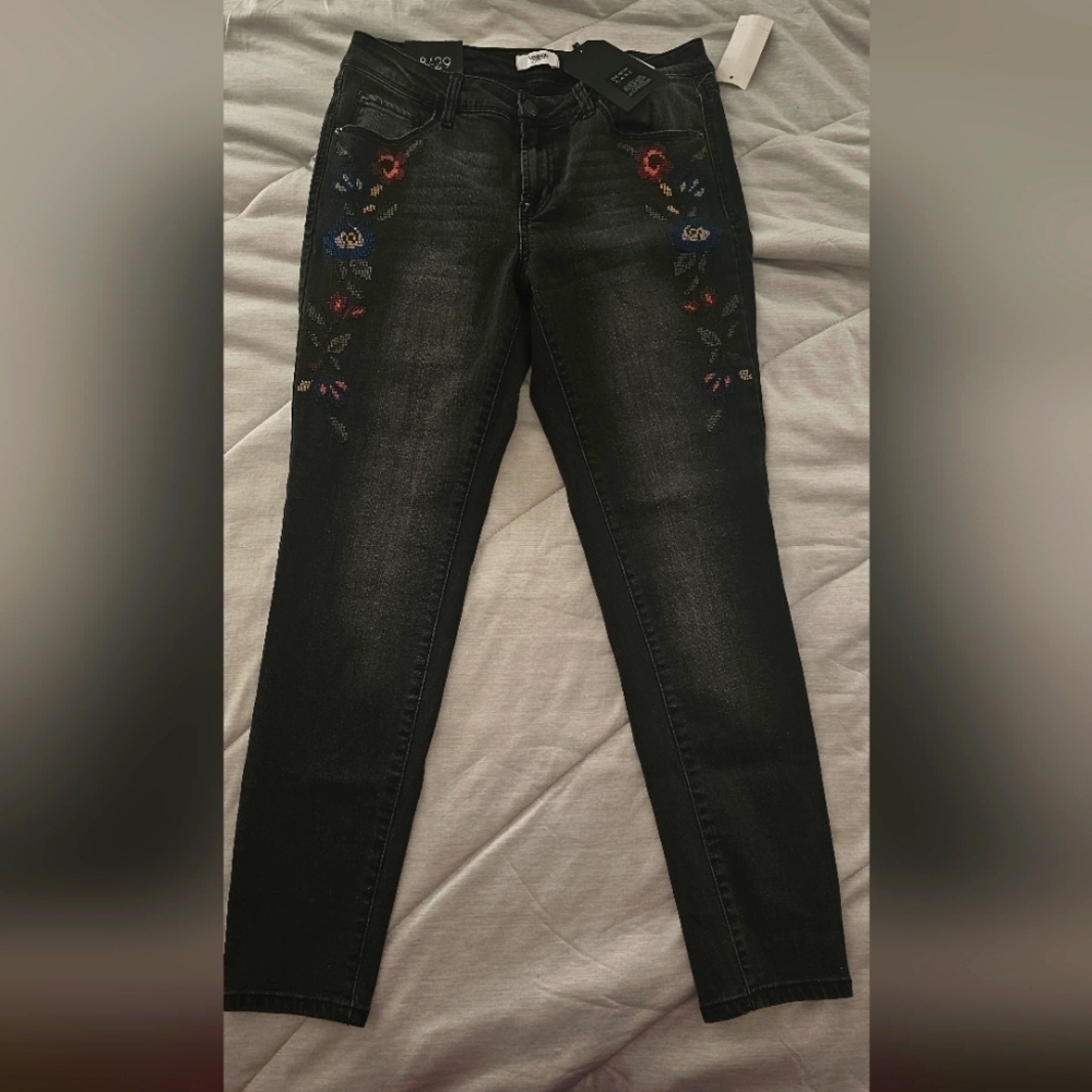 KENSIE EMBROIDERED BLACK JEAN SZ 8/29